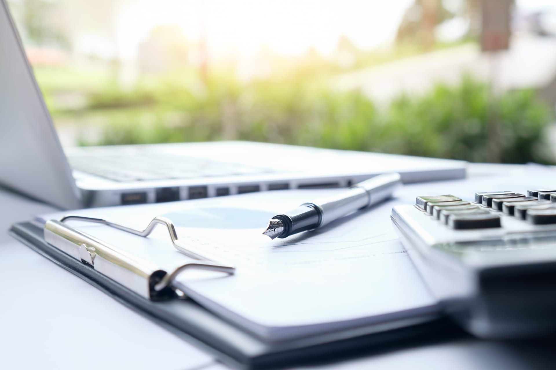 Arbeitsplatz mit Unterlagen