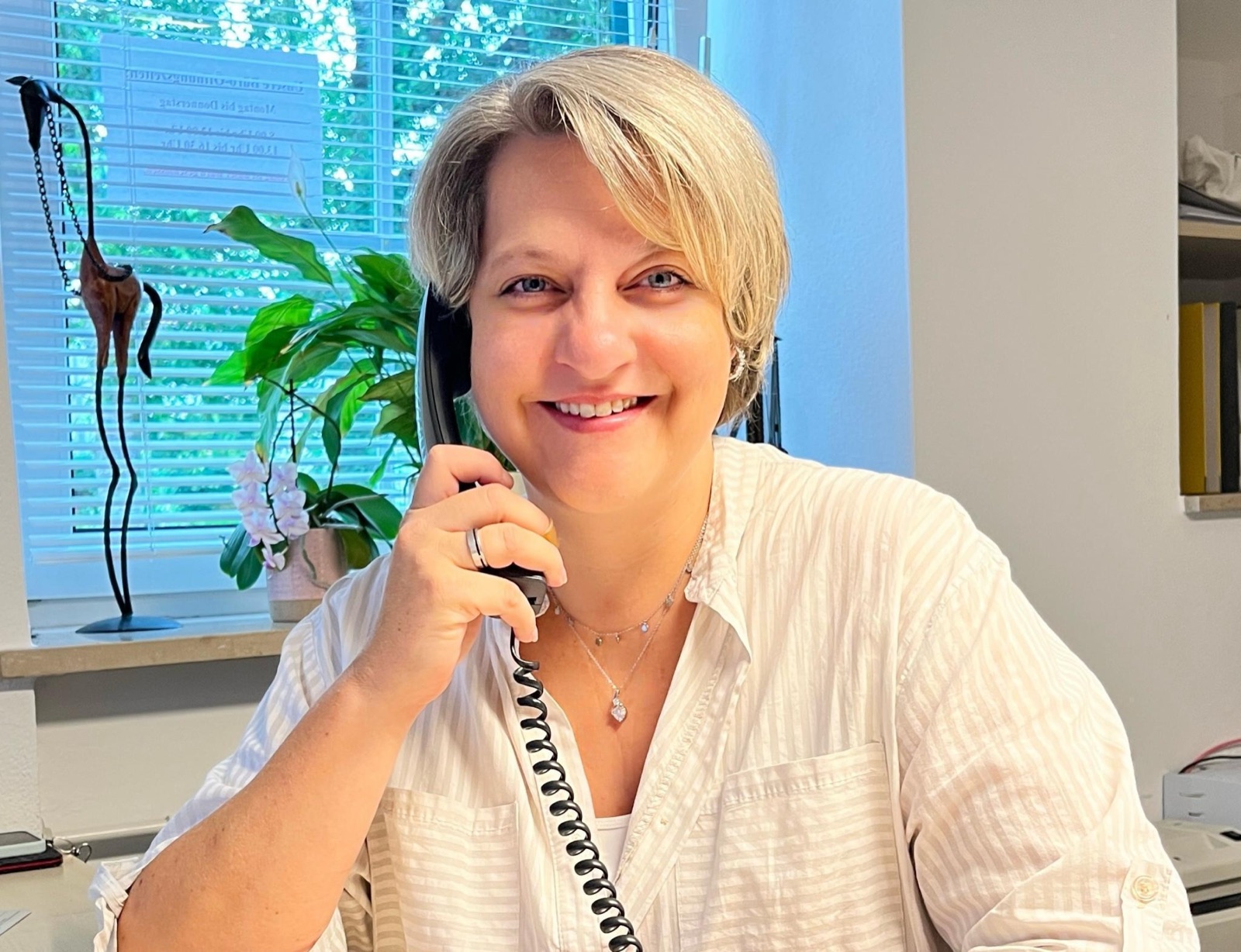 Frau Martina Streit am Telefon